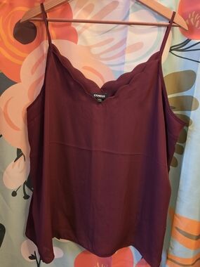 Express Women's Scallop V-Neck Camisole - Wine